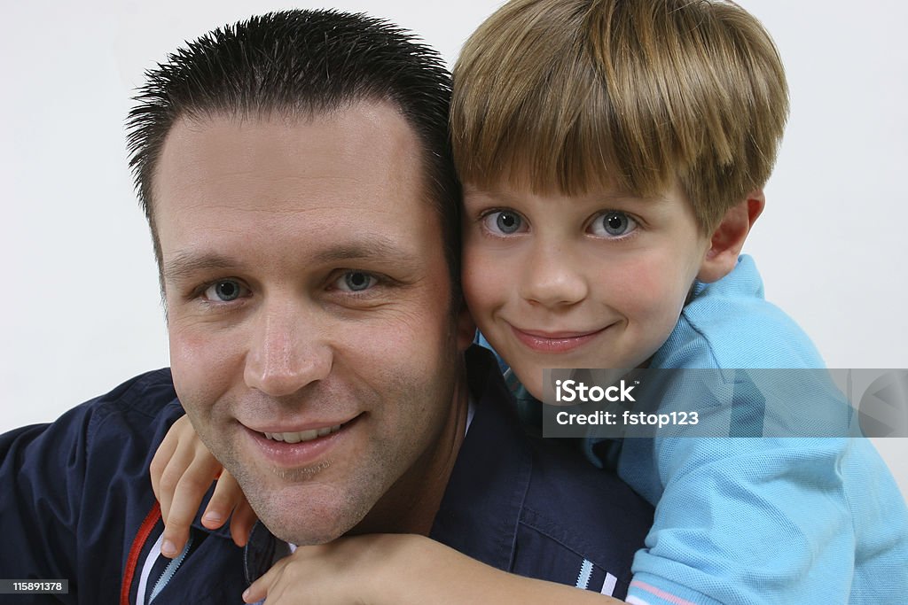 Pai obter um abraço do seu filho para Dia do Pai - Royalty-free Abraçar Foto de stock