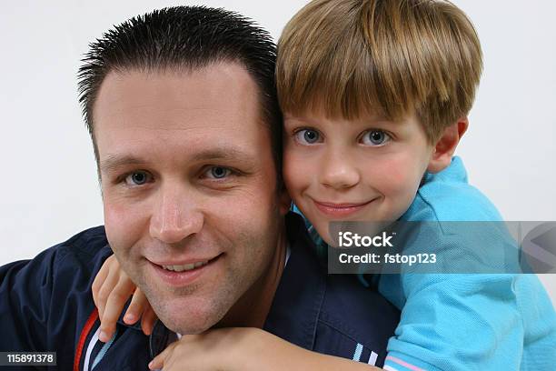 Pai Obter Um Abraço Do Seu Filho Para Dia Do Pai - Fotografias de stock e mais imagens de Abraçar - Abraçar, Adulto, Amizade