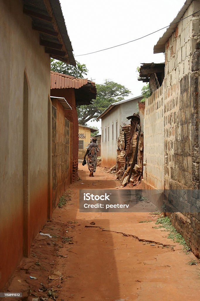 Mulher caminha na cidade africana - Royalty-free Adulto Foto de stock
