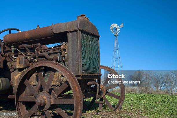 Photo libre de droit de Old Tracteur banque d'images et plus d'images libres de droit de Tracteur - Tracteur, 1920-1929, Bleu