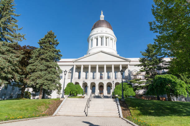 exterior of the maine capitol building - greek revival style imagens e fotografias de stock