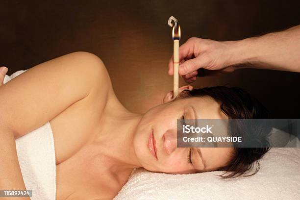 Frau Mit Ohrenkerzenbehandlung Stockfoto und mehr Bilder von Ohrkerzen-Behandlung - Ohrkerzen-Behandlung, Hopi, Kerze