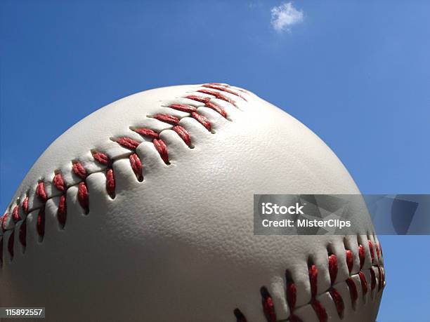 Бейсбольная Soaring — стоковые фотографии и другие картинки Бейсбол - Бейсбол, Бейсбольный мяч, Летать