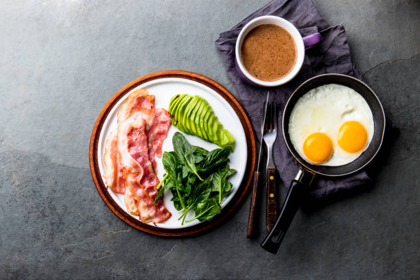 케톤 생성 다이어트 아침 식사. 튀긴 계란, 베이컨과 아보카도, 시금치와 방탄 커피. 저탄수화물 고지방 아침 식사 - lowcarb 뉴스 사진 이미지