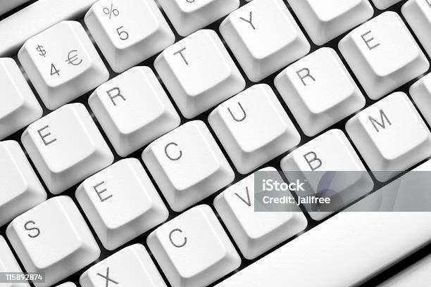 Безопасный Письменного В Ключи На Белом Компьютер Клавиатуры — стоковые фотографии и другие картинки Банковское дело