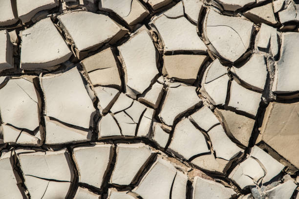 마른 강 저수지 기후 변화 머드랙의 클로즈업 - dry river textured effect dirt 뉴스 사진 이미지