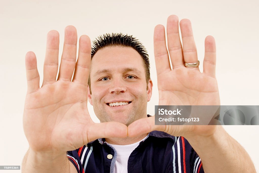 Junger Mann hält bis 10 Finger, Handflächen out - Lizenzfrei Blau Stock-Foto