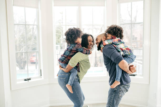 familie zu hause mit zwei kindern - people child twin smiling stock-fotos und bilder