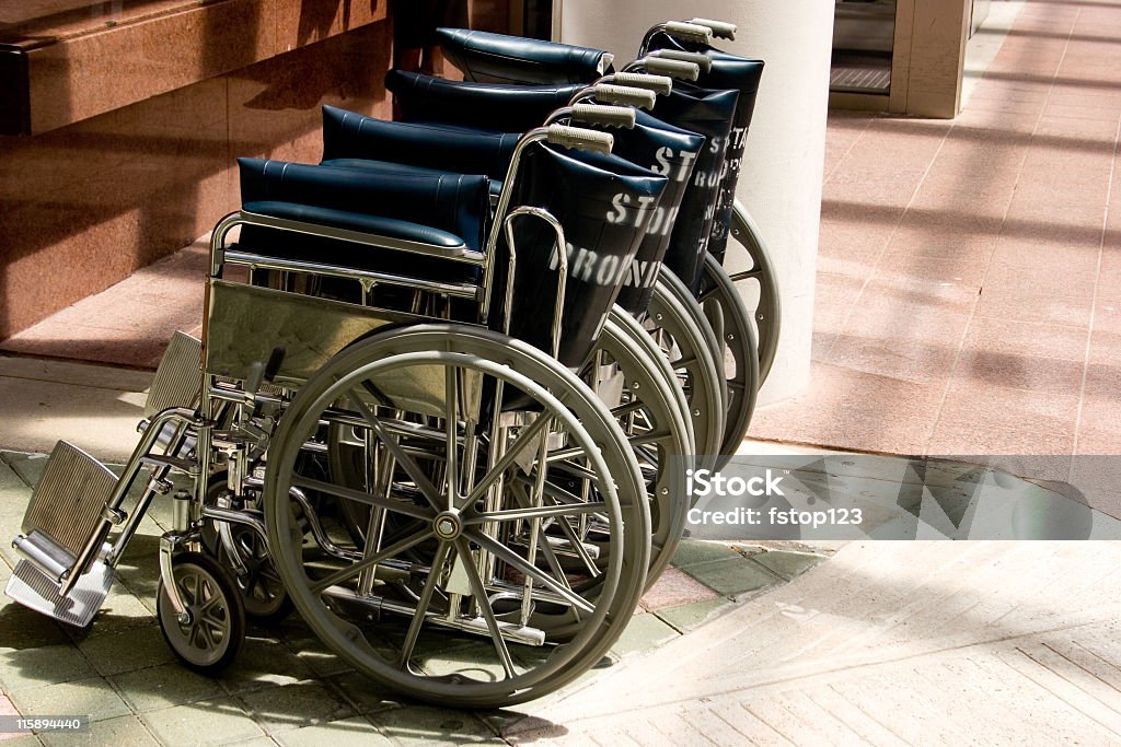 車椅子並んでいる。病院キューます。無人ます。 - 動員解除のロイヤリティフリーストックフォト