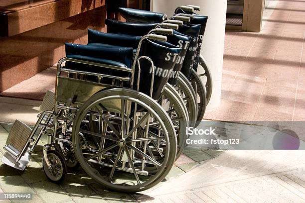 Wózki Inwalidzkie W Rzędzie Szpital Kolejce Brak Osób - zdjęcia stockowe i więcej obrazów Demobilizacja