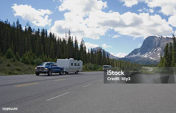 Photo libre de droit de Prise En Charge Avec Bandeannonce Avoir Un Bon Voyage Dans Les Rocheuses banque d'images et plus d'images libres de droit de Camping-car