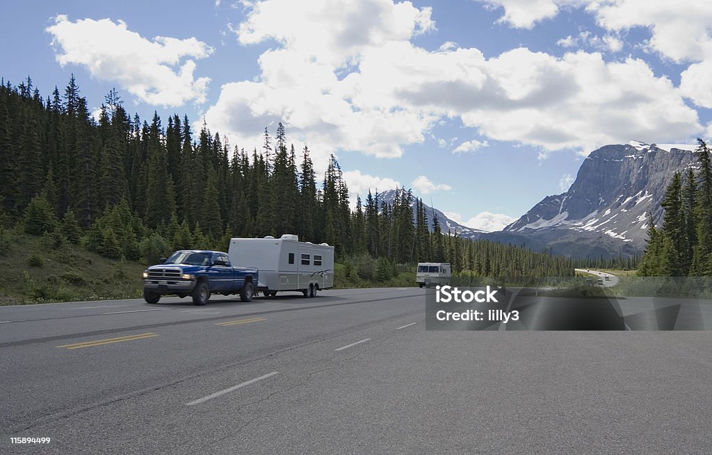 Встреча с прицепом вкусно Путешествие в Скалистых горах - Стоковые фото Дом на колёсах роялти-фри
