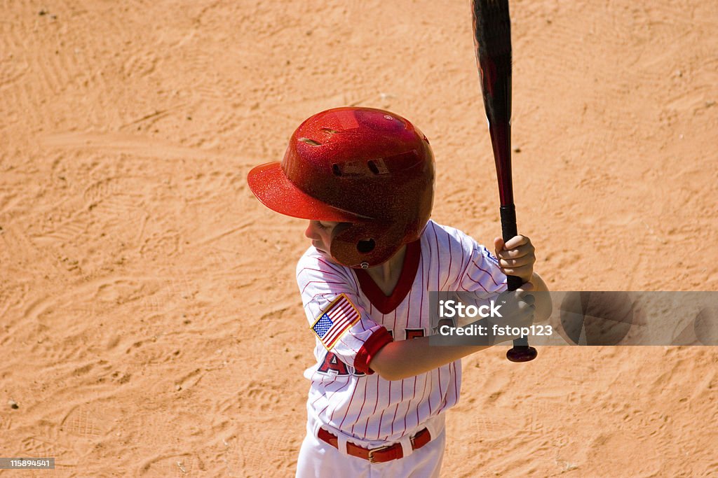 Jogador de beisebol pronto para o taco. Little league menino. Vista de cima. - Foto de stock de Bater royalty-free