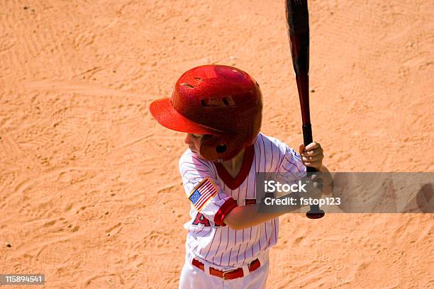 Foto de Jogador De Beisebol Pronto Para O Taco Little League Menino Vista De Cima e mais fotos de stock de Bater