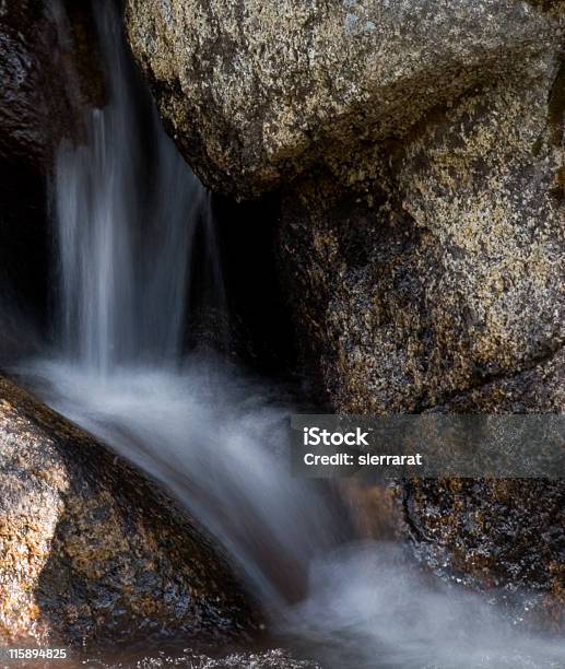 Rocky Cascada Foto de stock y más banco de imágenes de Agua - Agua, Aire libre, Belleza de la naturaleza