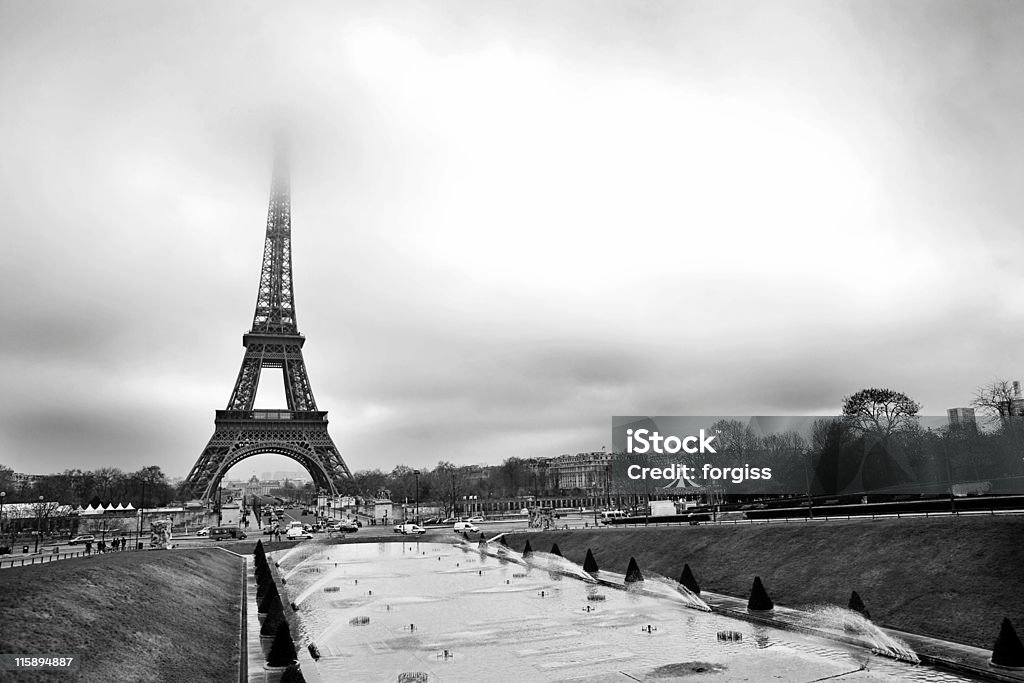 La Torre Eiffel a Parigi in un giorno invernale nuvoloso - Foto stock royalty-free di Acqua