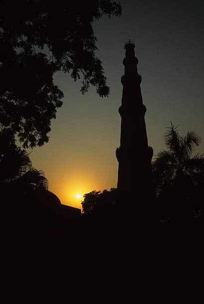 minaret qutub sylwetka, delhi, indie - mogal zdjęcia i obrazy z banku zdjęć