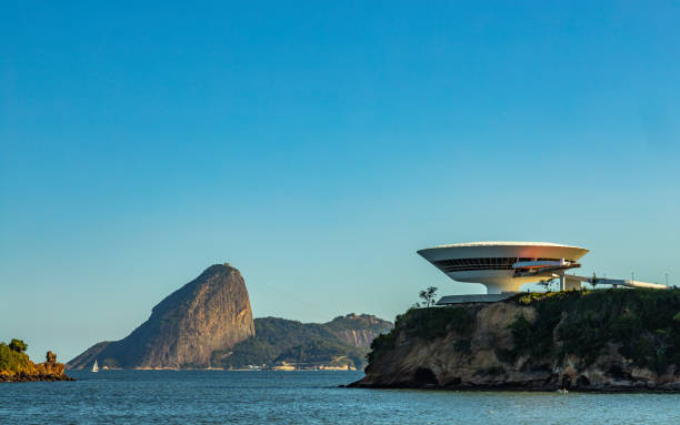 美しく、近代的な建築と自然の美しさ。 - niemeyer museum of contemporary arts ストックフォトと画像