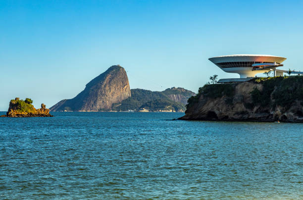 belle et moderne architecture et beauté de la nature. - niteroi photos et images de collection