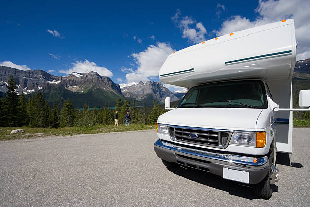 camping-car sur le devant et le large angle de vue - driving motor home forest banff national park photos et images de collection