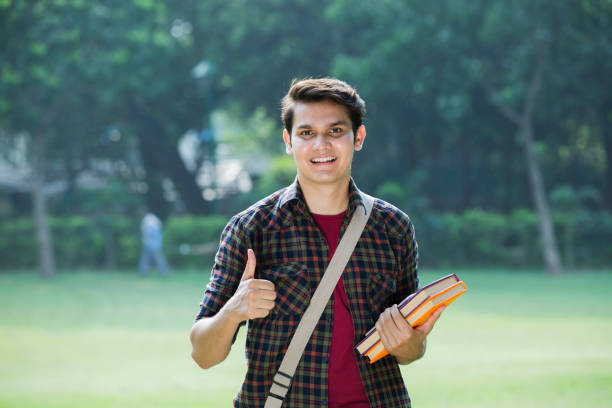 大学生 - ストック画像 - thumbs up book smiling student ストックフォトと画像