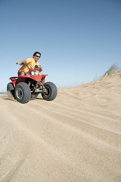fourwheeler in den sand - off road vehicle quadbike wheelers four objects stock-fotos und bilder