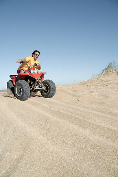 fourwheeler dans le sable - fourwheeler photos et images de collection