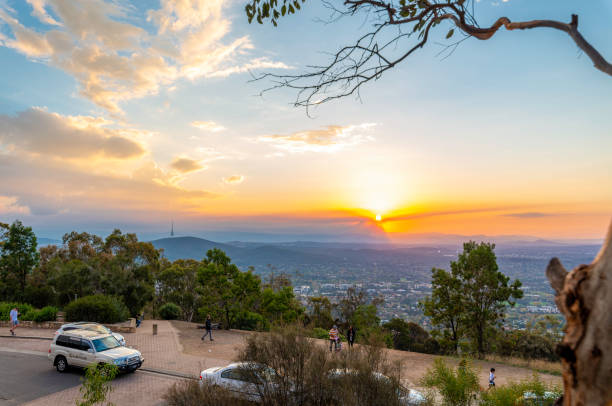 vista al atardecer desde mount ainslie, canberra, australia - city urban scene canberra parliament house australia fotografías e imágenes de stock