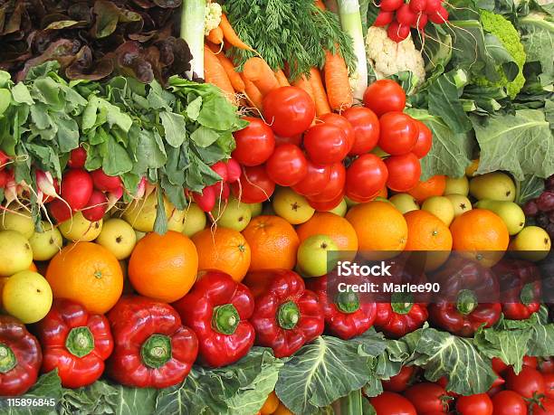 Coloridas Frutas Y Verduras Foto de stock y más banco de imágenes de Mercado de Productos de Granja - Mercado de Productos de Granja, Agricultura, Alimento
