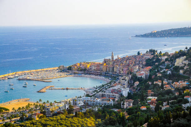 widok z lotu ptaka na menton w pobliżu monako. cote de azur, riwiera francuska, prowansja, francja. - aerial view cityscape menton beach zdjęcia i obrazy z banku zdjęć