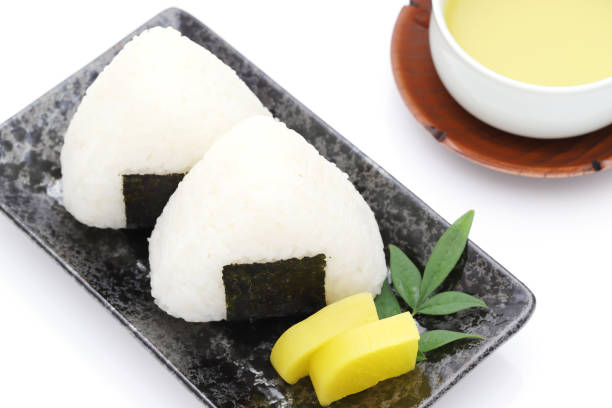 онигири, японская еда, японский рисовый шарик - carbohydrate freshness food and drink studio shot стоковые фото и изображения