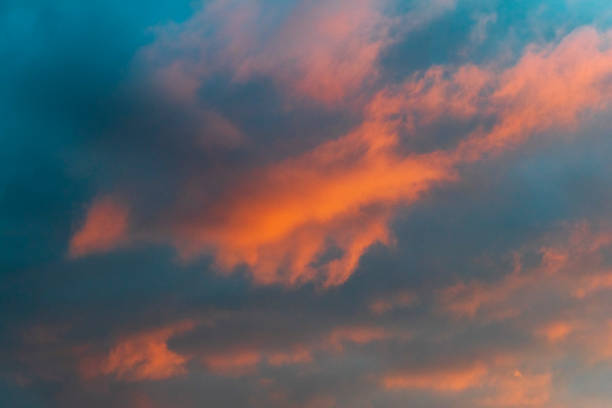 noite cumulus humilis nuvens no céu. cloudscape bonito do por do sol - cumulus humilis - fotografias e filmes do acervo