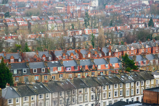 luftaufnahme traditioneller reihenhäuser in london - wohnungsprobleme stock-fotos und bilder