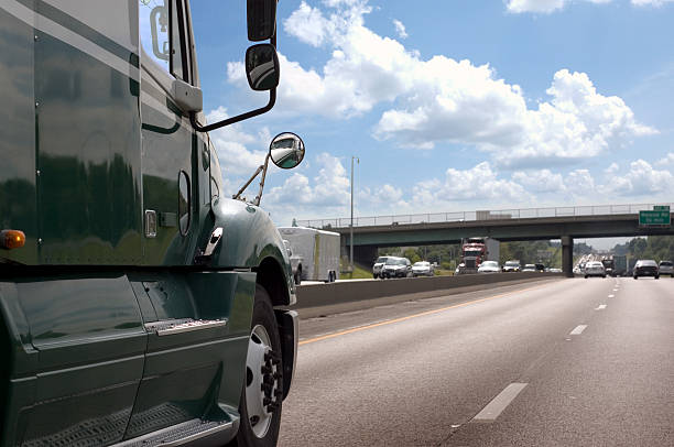crossroad truckin' headin down the interstate in Missouri auto shipping stock pictures, royalty-free photos & images
