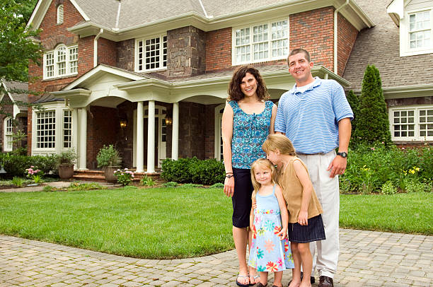 istock Family in Front of House 115898158