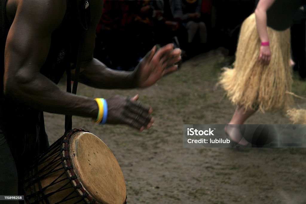 Batteur de femme africaine et de la danse lors du carnaval - Photo de Afrique libre de droits