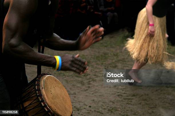 Photo libre de droit de Batteur De Femme Africaine Et De La Danse Lors Du Carnaval banque d'images et plus d'images libres de droit de Afrique