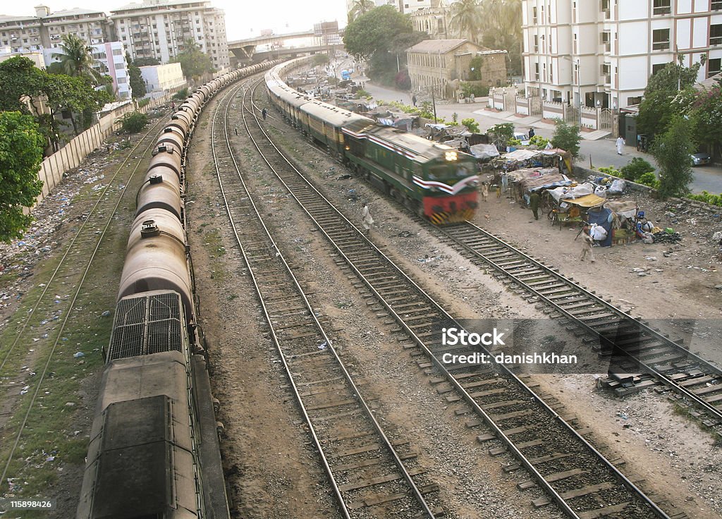 Shanty ville et de la gare - Photo de Inflation libre de droits