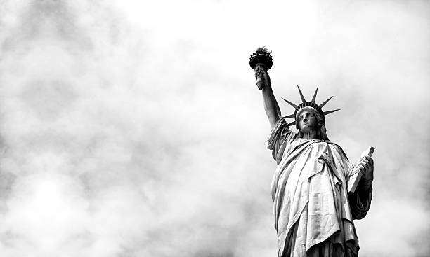 miss liberty paysage - rivière firth of forth photos et images de collection