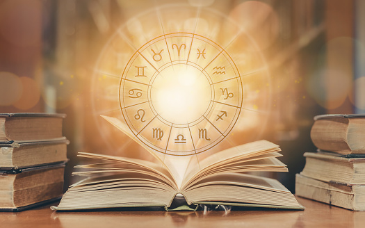 Zodiac sign horóscopo astrología y estudio de constelación para el concepto de curso de educación de foretell y adivinanza con rueda horoscópica sobre libro antiguo en la biblioteca de la escuela photo