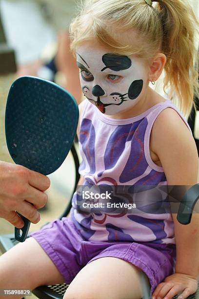 Menina Cara Pintada - Fotografias de stock e mais imagens de Boca Humana - Boca Humana, Brincalhão, Brincar