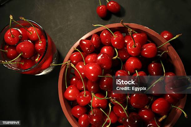 Foto de Cerejas Em Cesta e mais fotos de stock de Brilhante - Luminosidade - Brilhante - Luminosidade, Cereja, Comida