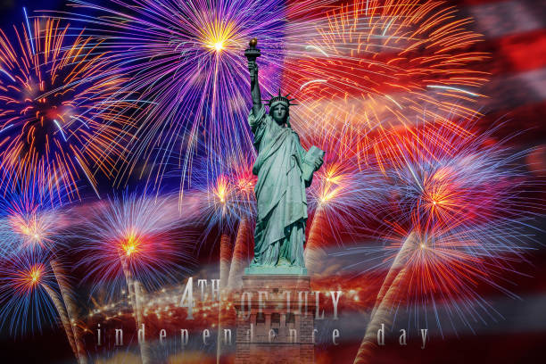 statue de la liberté avec le jour de l'indépendance 4ème juillet texte au-dessus des feux d'artifice multicolores célèbrent avec l'état uni d'amérique etats-unis fond de drapeau - statue of liberty liberty statue firework display photos et images de collection