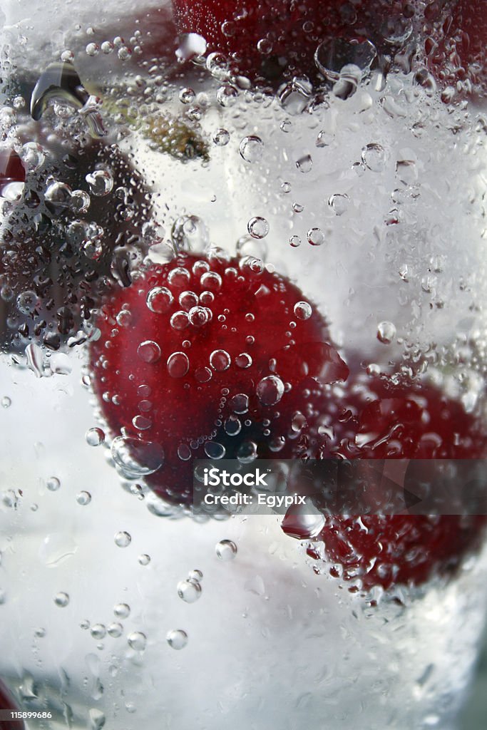 Вишня в стакан со льдом - Стоковые фото Блестящий роялти-фри