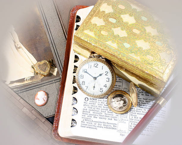 keepsakes y memorias - brooch gold jewelry old fashioned fotografías e imágenes de stock