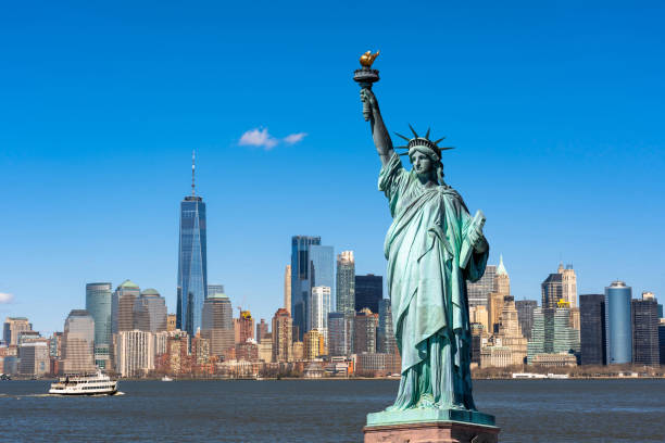 la statua della libertà sulla scena del fiume new york cityscape che si trova a manhattan, architettura e costruzione con concetto turistico - dusk people manhattan new york city foto e immagini stock