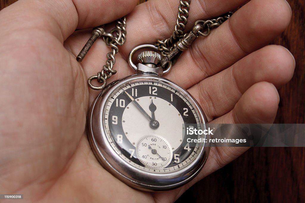 Рука держит старые Карманные часы и цепочкой - Стоковые фото Антиквариат роялти-фри