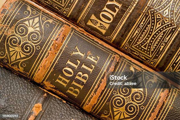 Bibbie Un Ad Angolo - Fotografie stock e altre immagini di Copertina di libro - Copertina di libro, Stile vittoriano, Antico - Condizione
