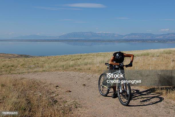 Wyczerpany - zdjęcia stockowe i więcej obrazów Bicykl - Bicykl, Zmęczony, Jeździć na rowerze