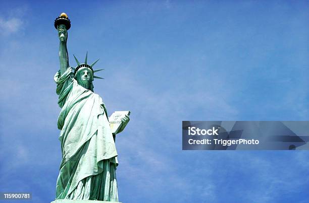 Foto de Miss Liberty Na Azul e mais fotos de stock de Estátua - Estátua, Unidade, Liberdade